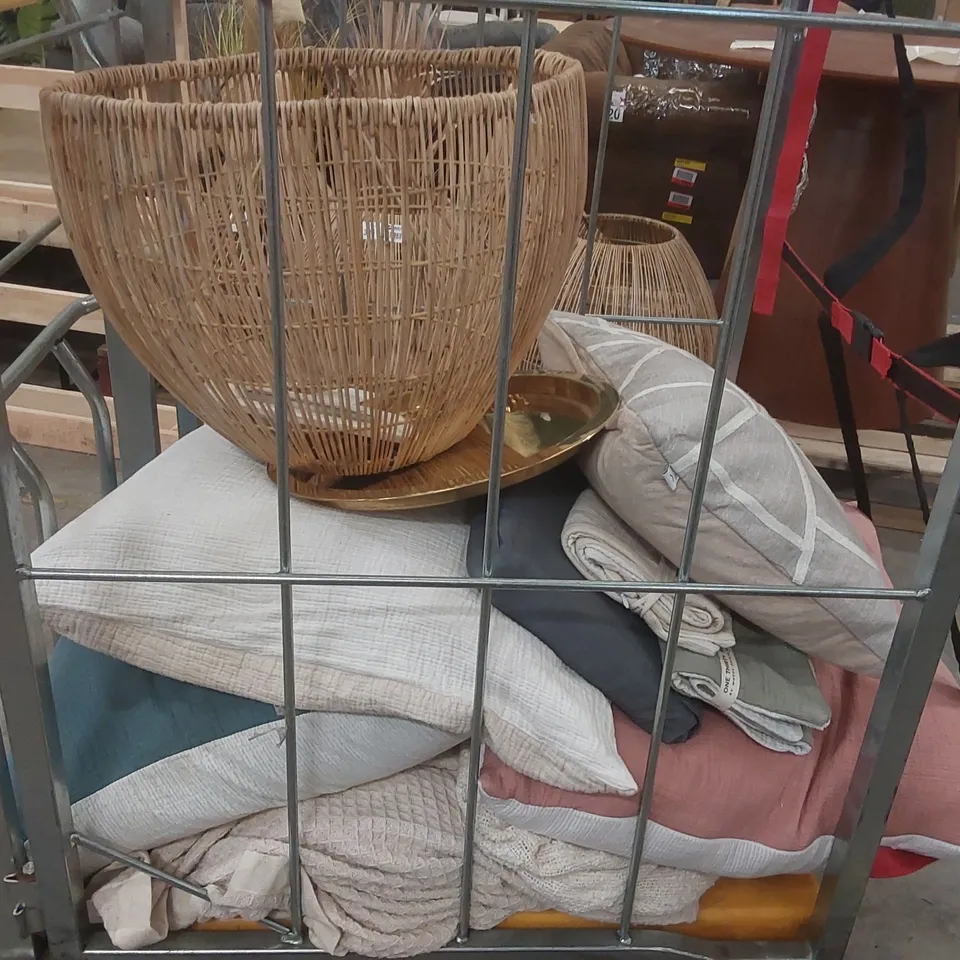 CAGE CONTAINING ASSORTED DESIGNER HOUSEHOLD ITEMS INCLUDING: CUSHIONS, THROWS, BEDDING, PICTURE ECT // CAGE NOT INCLUDED