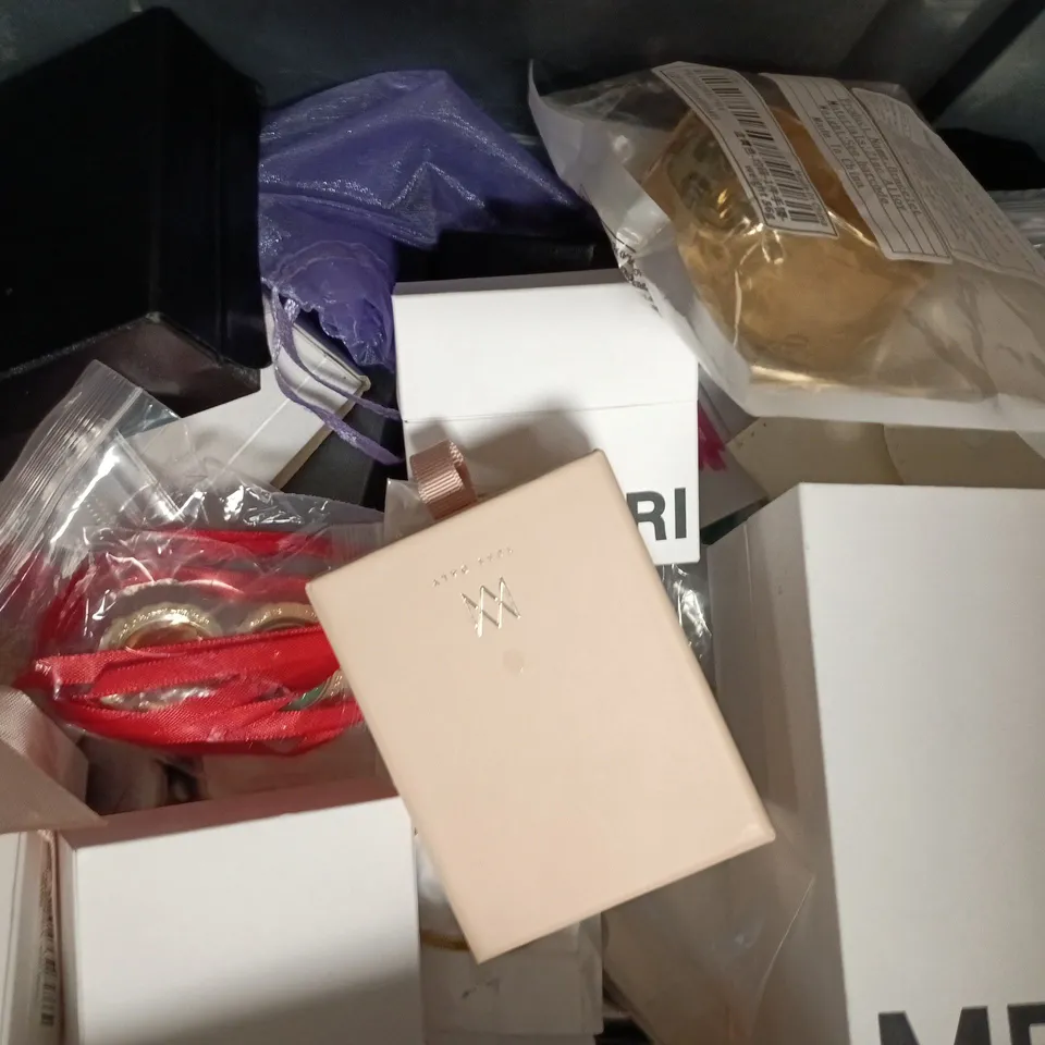 APPROXIMATELY 15 ASSORTED JEWELLERY ITEMS IN VARIOUS STYLES