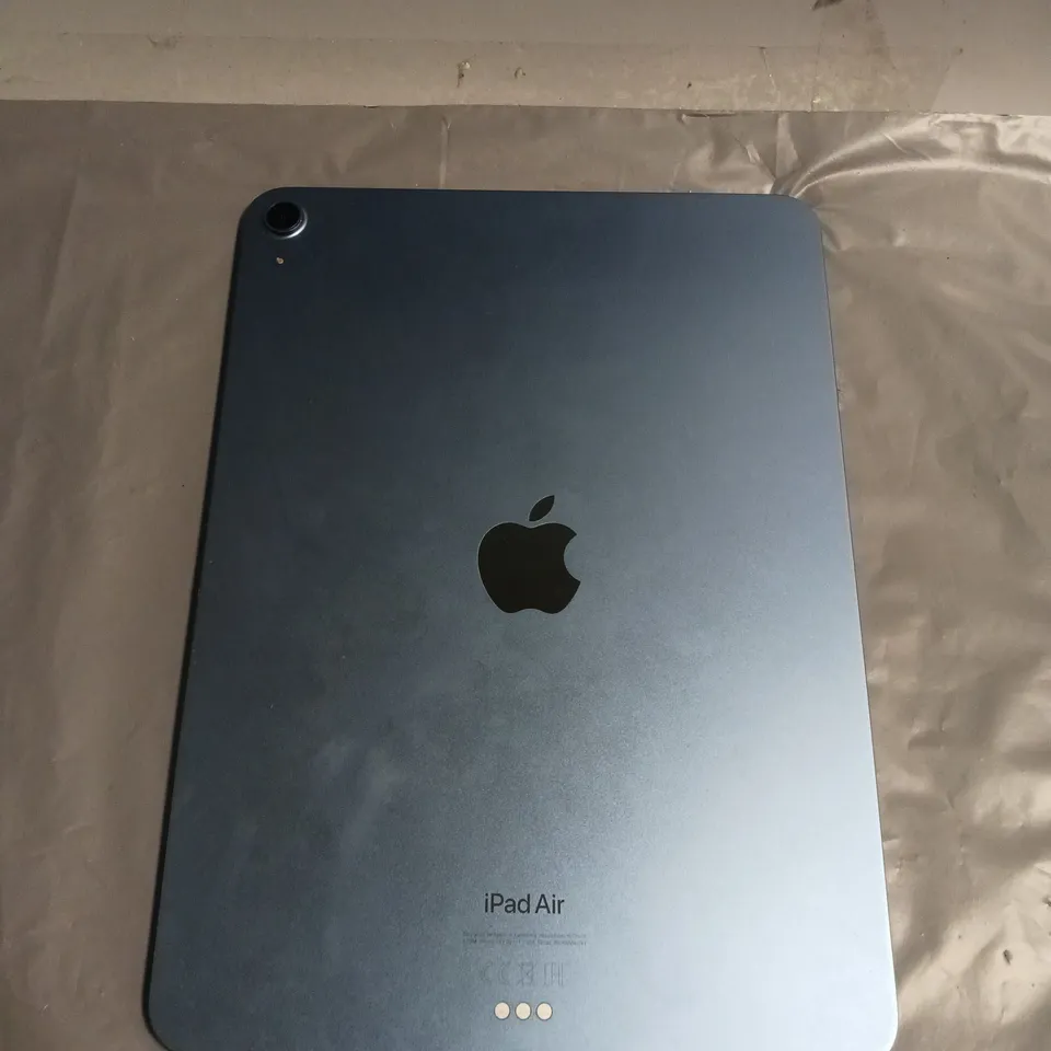 APPLE IPAD AIR 5TH GEN A2588 TABLET IN MIDNIGHT BLUE
