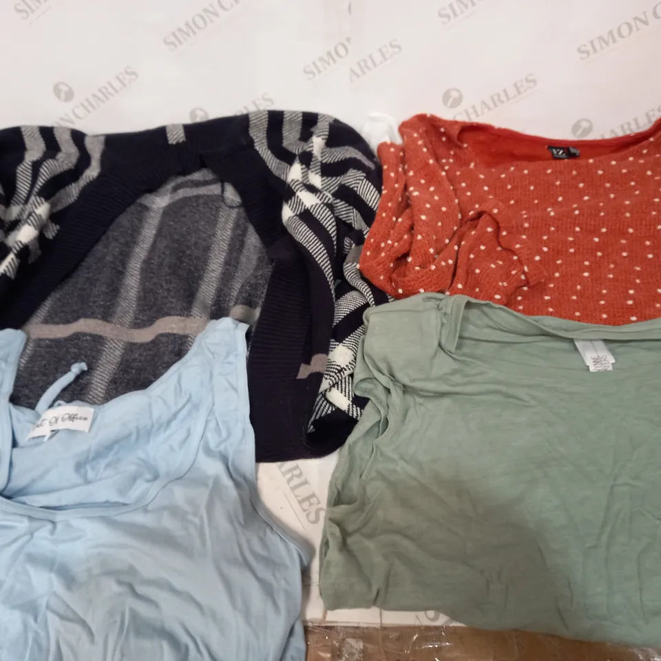 BOX OF APPROX 20 ASSORTED CLOTHING ITEMS TO INCLUDE - JUMPERS - TOPS - CARDIGANS ECT