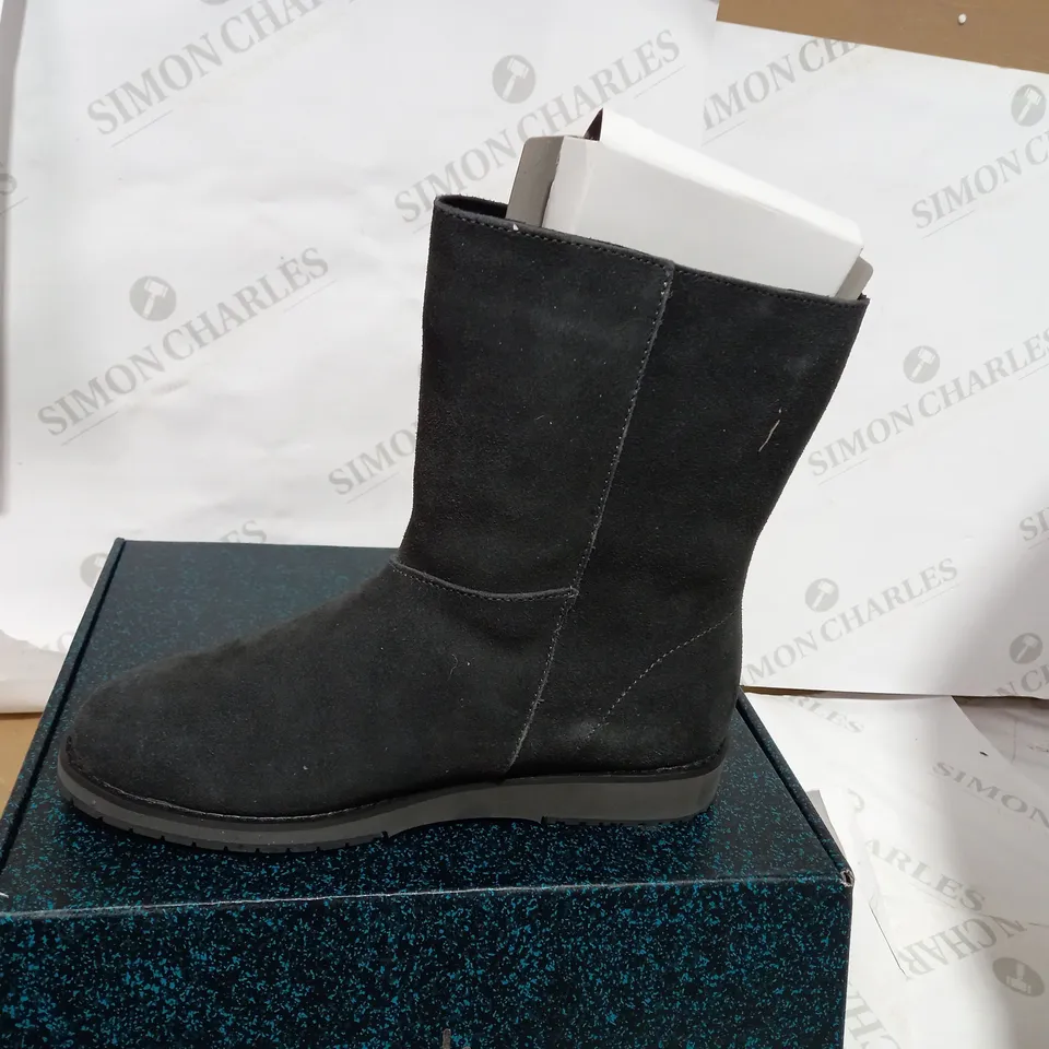 BOXED PAIR OF EMU DARK GREY BEACH BOOT  - SIZE 5