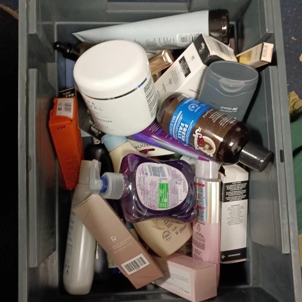 APPROXIMATELY 25 ASSORTED COSMETICS ITEMS TO INCLUDE NO SWEAT SPRAY, LISTERINE AND AUSSIE DEEP CONDITIONER 