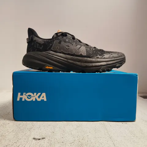 BOXED PAIR OF HOOKA SPEEDGOAT 6 GTX TRAINERS IN BLACK SIZE UK 10