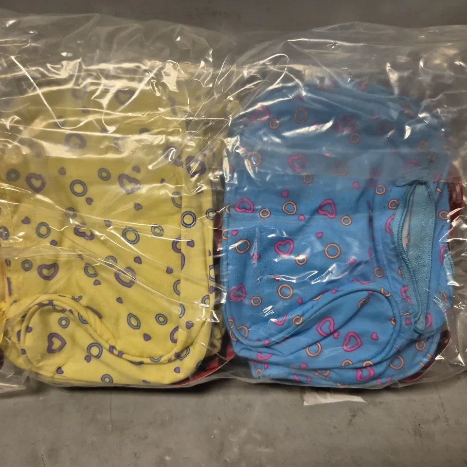 A LARGE QUANTITY OF ASSORTED SPONGE BAGS / COSMETIC BAGS 