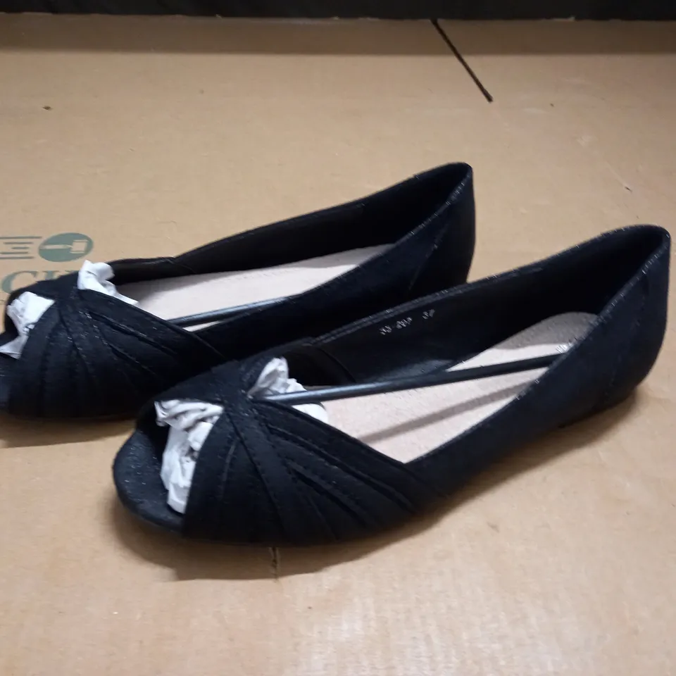 PAIR OF BLACK OPEN TOES SHOES - 37