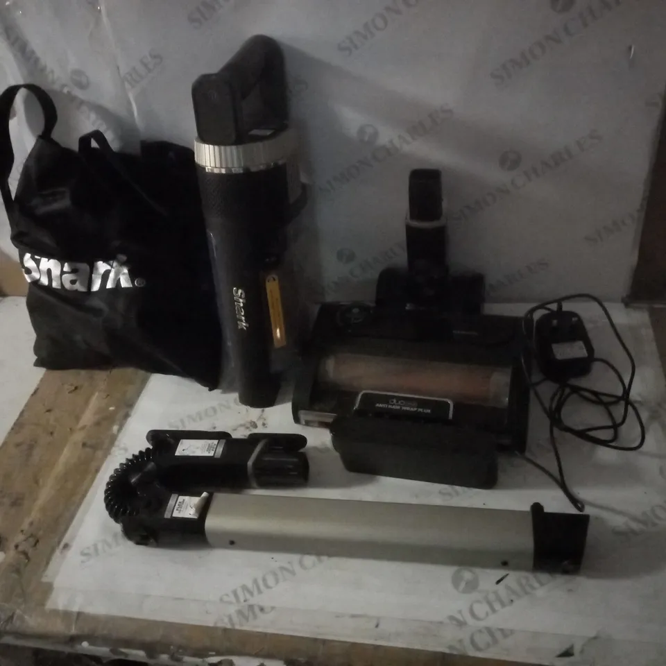 BOXED SHARK STRATOS CORDLESS VACUUM W/ ANTI HAIR WRAP & CLEAN SENSE IQ IZ400UKT