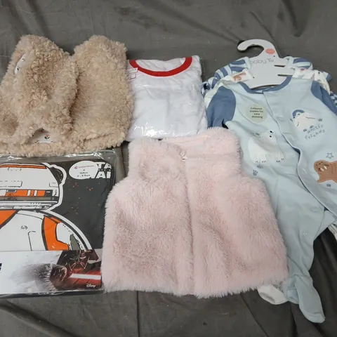 APPROXIMATELY 30 ASSORTED KIDS CLOTHING ITEMS IN VARIOUS STYLES, SIZES & COLOURS TO INCLUDE PYJAMAS, ONESIE, T-SHIRT, ETC