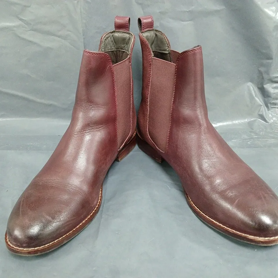 BOXED PAIR OF HUSH PUPPIES BOOTS IN DEEP BURGUNDY SIZE 7