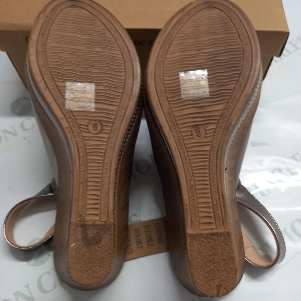 BOXED PAIR OF CUSHION WALK WEDGE HEEL SHOES IN GOLD - SIZE 5