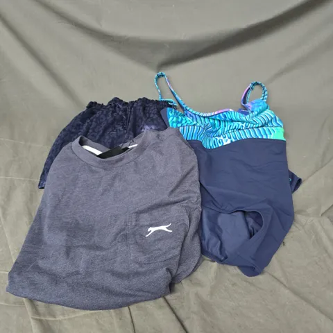 BOX OF APPROXIMATELY 20 ASSORTED CLOTHING ITEMS TO INCLUDE SWIMSUIT, PYJAMAS, TOPS, ETC