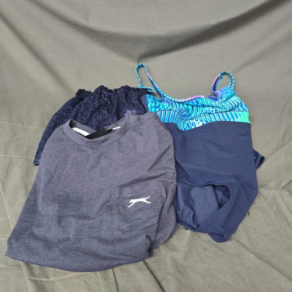 BOX OF APPROXIMATELY 20 ASSORTED CLOTHING ITEMS TO INCLUDE SWIMSUIT, PYJAMAS, TOPS, ETC