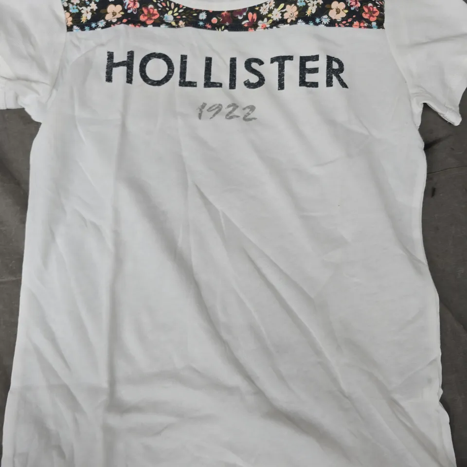 HOLLISTER T-SHIRT IN WHITE/FLORAL SIZE SMALL