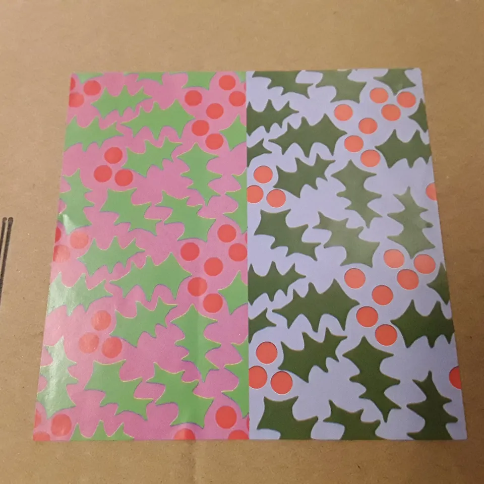 PALLET OF APPROXIMATELY 21 BOXES EACH CONTAINING 46 BRAND NEW HOLLY & BERRIES 3.5M ROLLWRAP MIXED OUTER