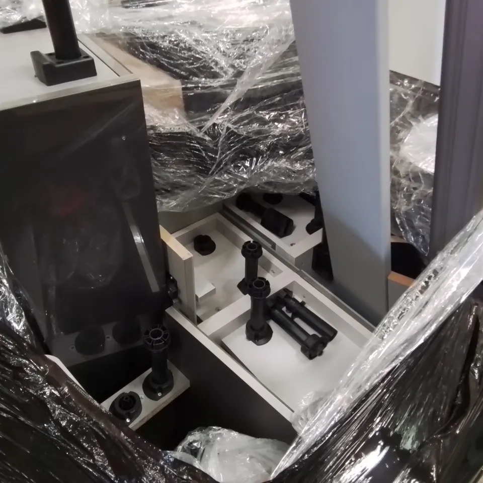 PALLET OF ASSORTED BATHROOM CABINETS AND FITTINGS 