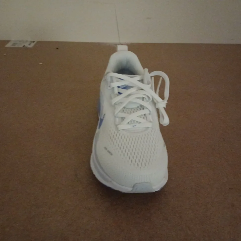 UNBOXED PAIR OF NIKE RUNNING ZOOMX RUNNING TRAINERS IN WHITE/BLUE - UK 5