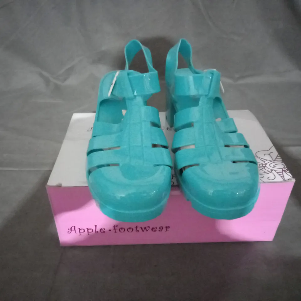 APPROXIMATELY 11 BOXED PAIRS OF APPLE FOOTWEAR SANDALS IN BLUE IN VARIOUS SIZES TO INCLUDE SIZE 38EU 