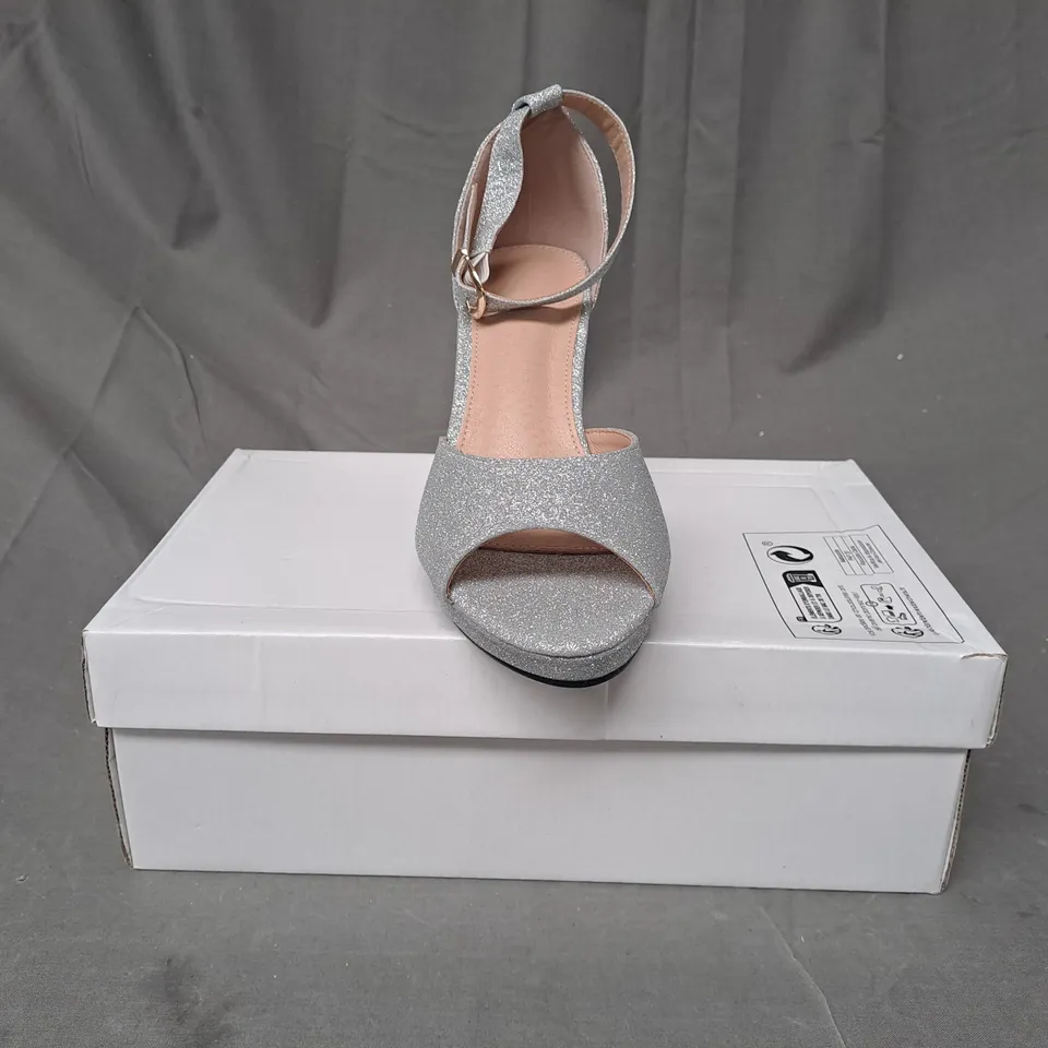 BOXED PAIR OF DESIGNER OPEN TOE HIGH BLOCK HEEL SANDALS IN METALLIC SILVER W. GLITTER EFFECT EU SIZE 39