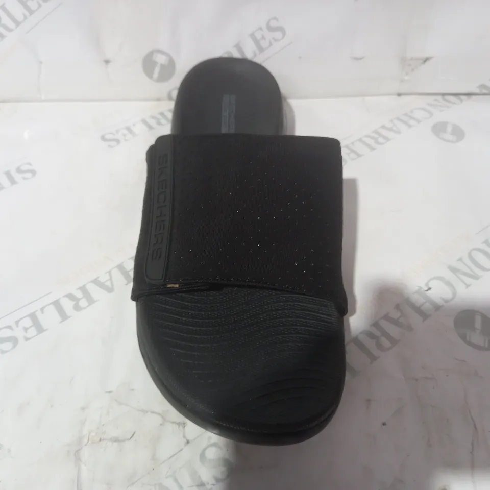 BOXED PAIR OF SKECHERS GOGA OPEN TOE SLIDERS IN BLACK UK SIZE 7