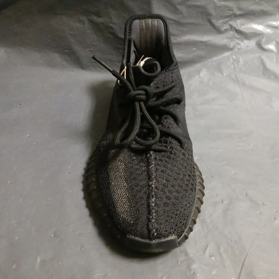 BOXED PAIR OF ADIDAS YEEZY BOOST 350 V2 SHOES IN ONYX UK SIZE 7.5