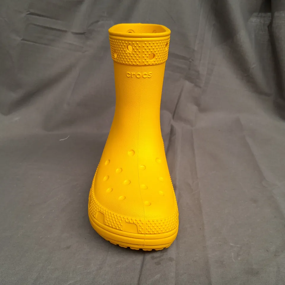 CROCS CLASSIC BOOT IN YELLOW - UK J3
