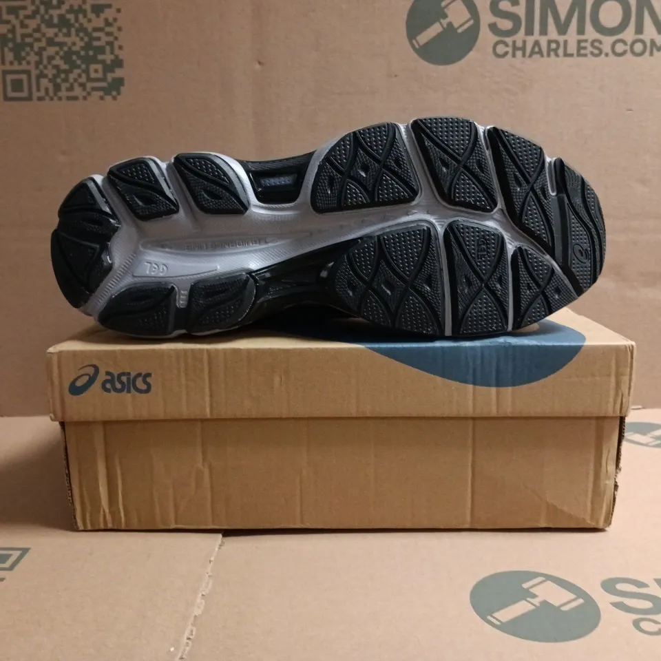 BOXED PAIR OF ASICS TRAINERS IN BLACK/GREY SIZE UK 10