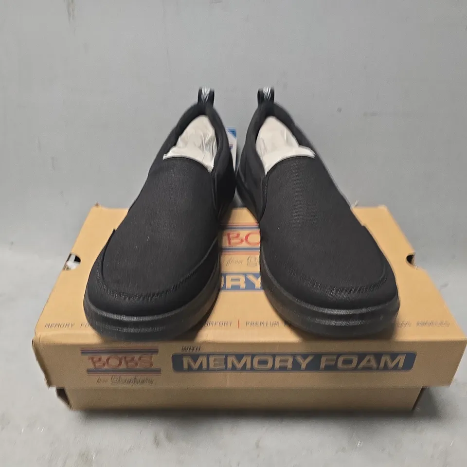 BOXED PAIR OF SKECHERS BOBS THAT MOMENT SHOE IN BLACK - UK 6