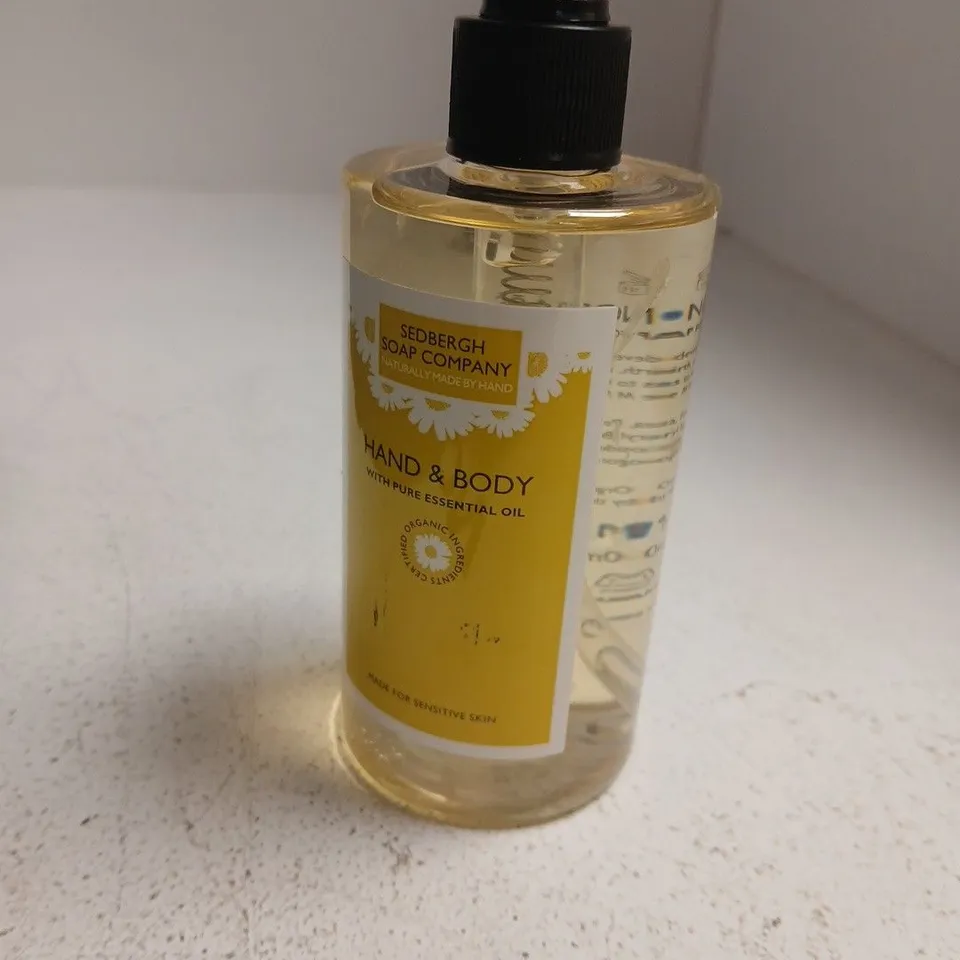 TOTE OF APPROXIMATELY 20 ASSORTED COSMETICS TO INCLUDE: SEDBERGH HAND AND BODY SOAP