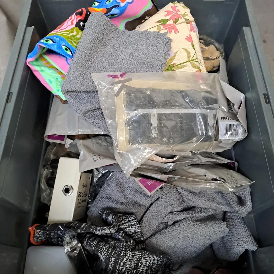 APPROXIMATELY 15 ASSORTED HOUSEHOLD PRODUCTS TO INCLUDE STRUT MOUNTS, FACE PLATES, PROTECTIVE GLOVES ETC 