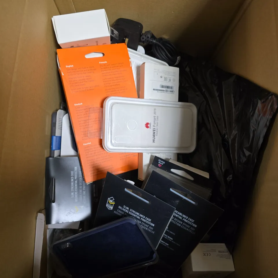 BOX OF APPROX 15 ASSORTED ELECTRICAL ITEMS & ACCESSORIES TO INCLUDE - PHONE CASES - PLUGS - KEYBOARD - ETC