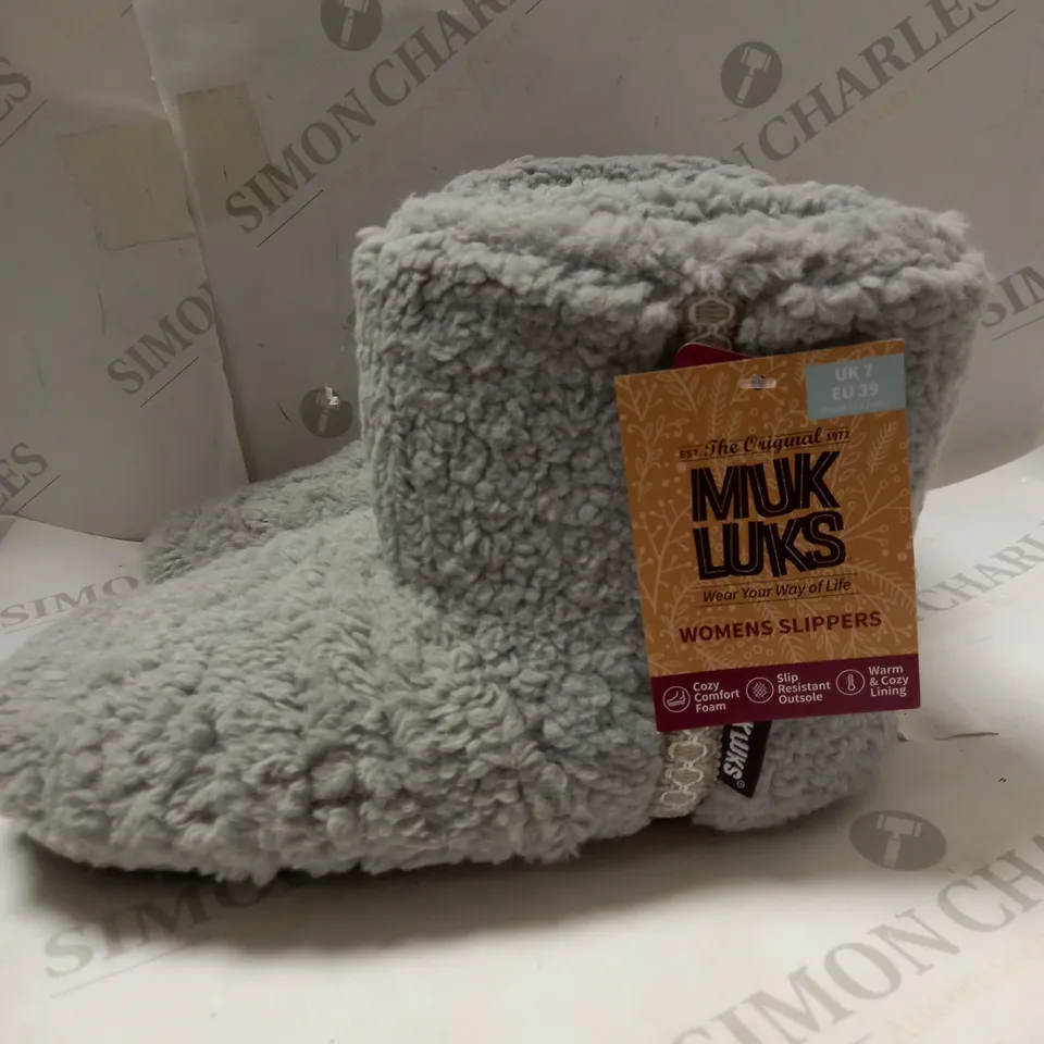 MUK LUKS FREJA GREY BOOT SLIPPERS - SIZE 7