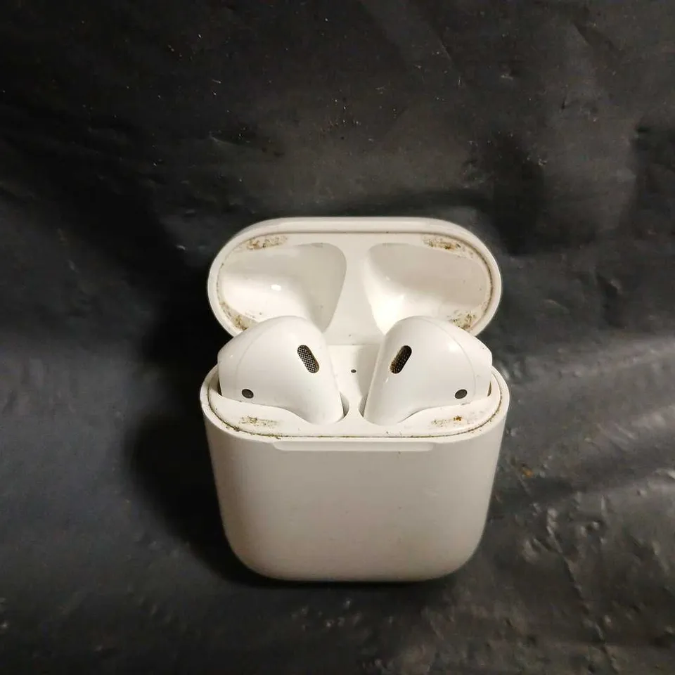  APPLE AIRPODS 1ST GENERATION IN WHITE A1602