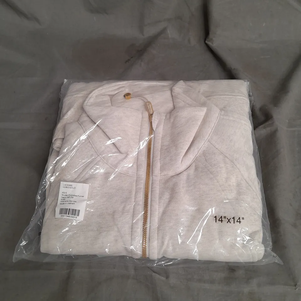 BAGGED LULULEMON SCUBA OVERSIZED FUNNEL NECK HALF ZIP IN LIGHT GREY/GOLD SIZE XS/S