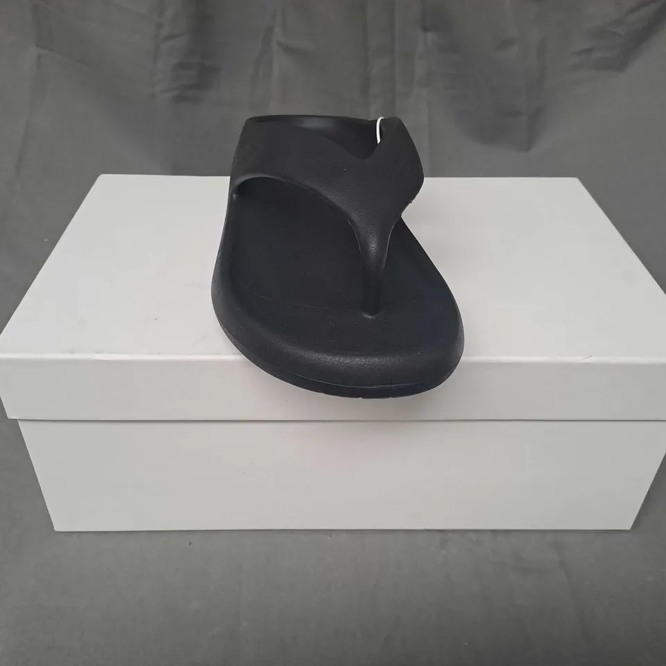 BOXED PAIR OF COS TOE-POST SANDALS IN BLACK EU SIZE 38