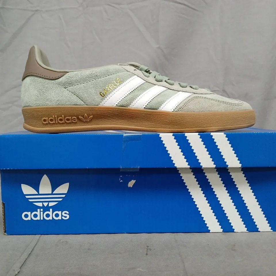 BOXED PAIR OF ADIDAS GAZELLE INDOOR TRAINERS IN PALE GREEN/WHITE SIZE UK 8