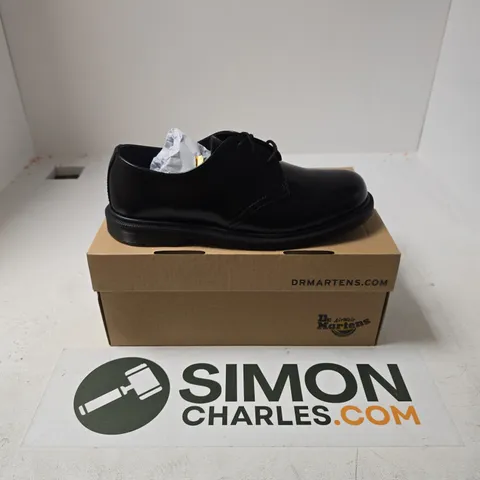 BOXED PAIR OF DR MARTENS MAYFARE 3 EYE SHOES IN BLACK - UK 6.5
