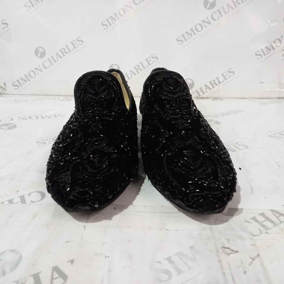 BLACK BEADED PUMPS SIZE 5