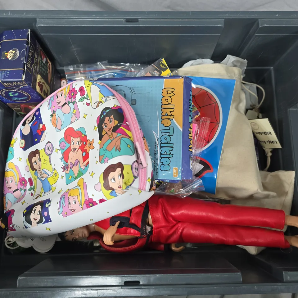 APPROXIMATELY 15 ASSORTED TOYS & GAMES PRODUCTS TO INCLUDE MICHEAL JACKSON ACTION FIGURE, R36S GAMES CONSOLE, HARRY POTTER MINI LAMP TOY, ETC