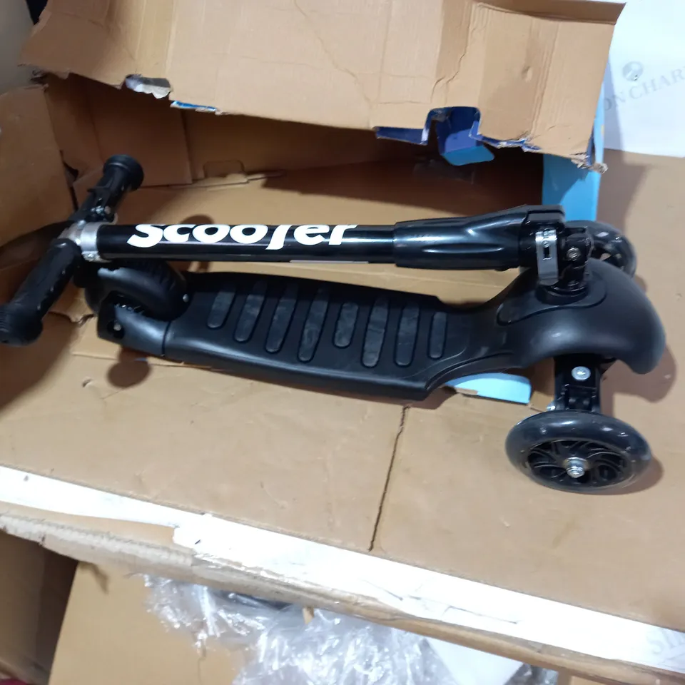 BOXED DESIGNER BLACK/WHITE KIDS SCOOTER