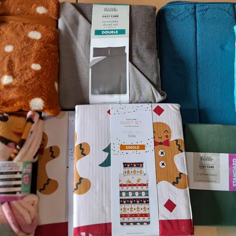 LOT OF APPROXIMATELY 13 ASSORTED BEDDING AND SOFT FURNISHING ITEMS TO INCLUDE DUVETS,THROWS AND PILLOWCASES