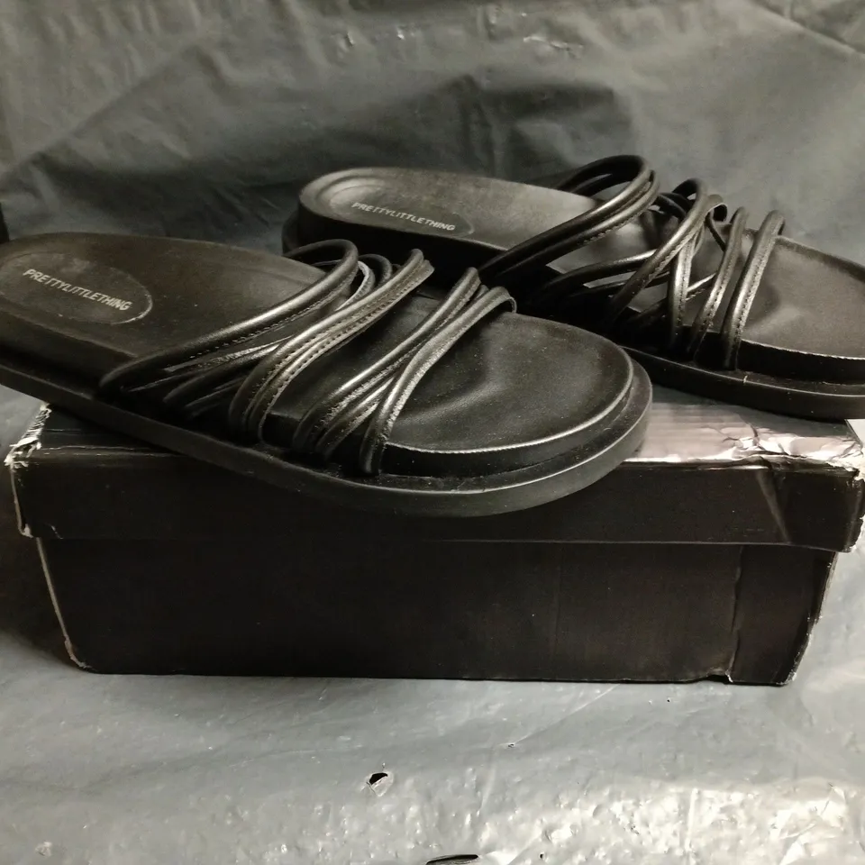 BOXED PAIR OF PRETTY LITTLE THING OPEN TOE FLAT STRAPPY SANDALS IN BLACK SIZE EU 41