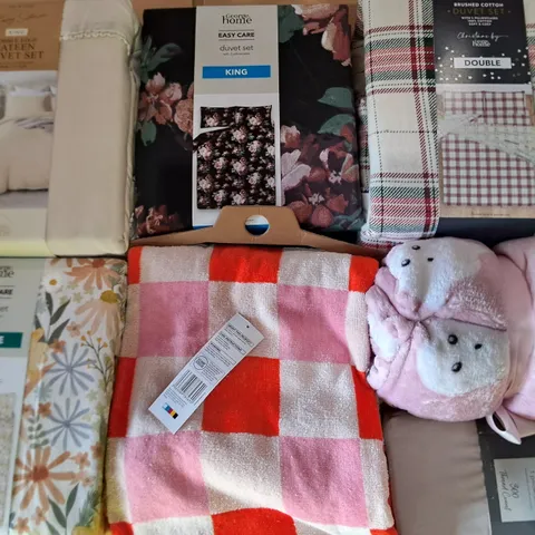 LOT OF APPROXIMATELY 14 ASSORTED BEDDING AND SOFT FURNISHING ITEMS TO INCLUDE DUVET SETS, THROW AND TOWEL