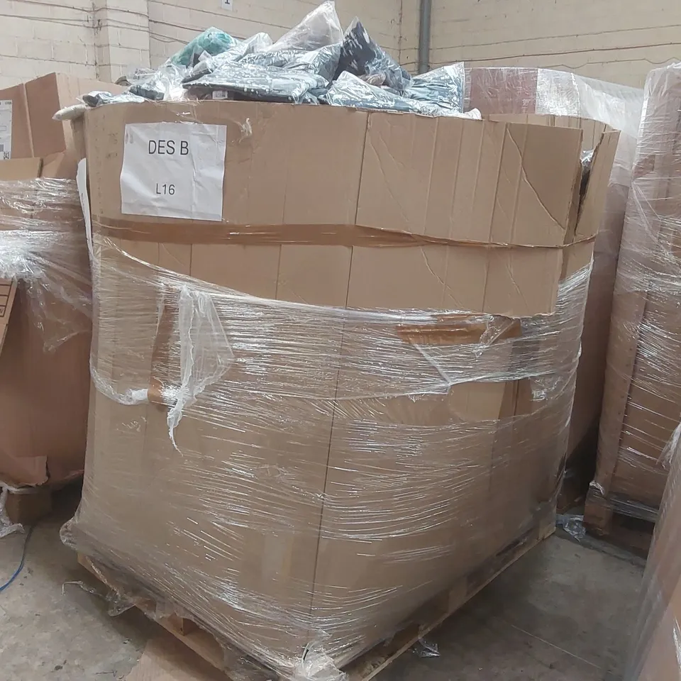 PALLET CONTAINING APPROXIMATELY 750x BRAND NEW ASSORTED DESIGNER CLOTHING ITEMS