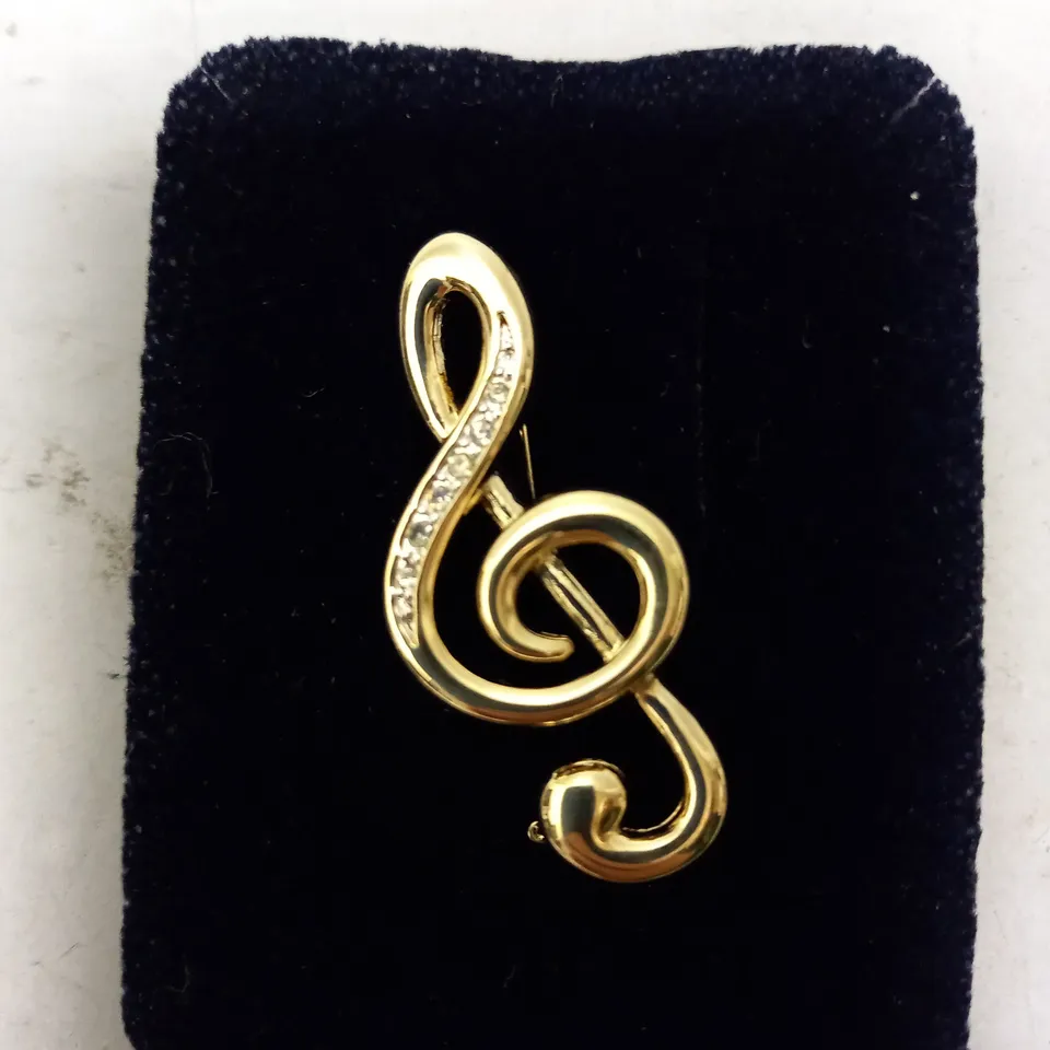 PAVÉ TREBLE CLEF BROOCH PIN IN GOLD EFFECT W. DIAMANTE DETAIL