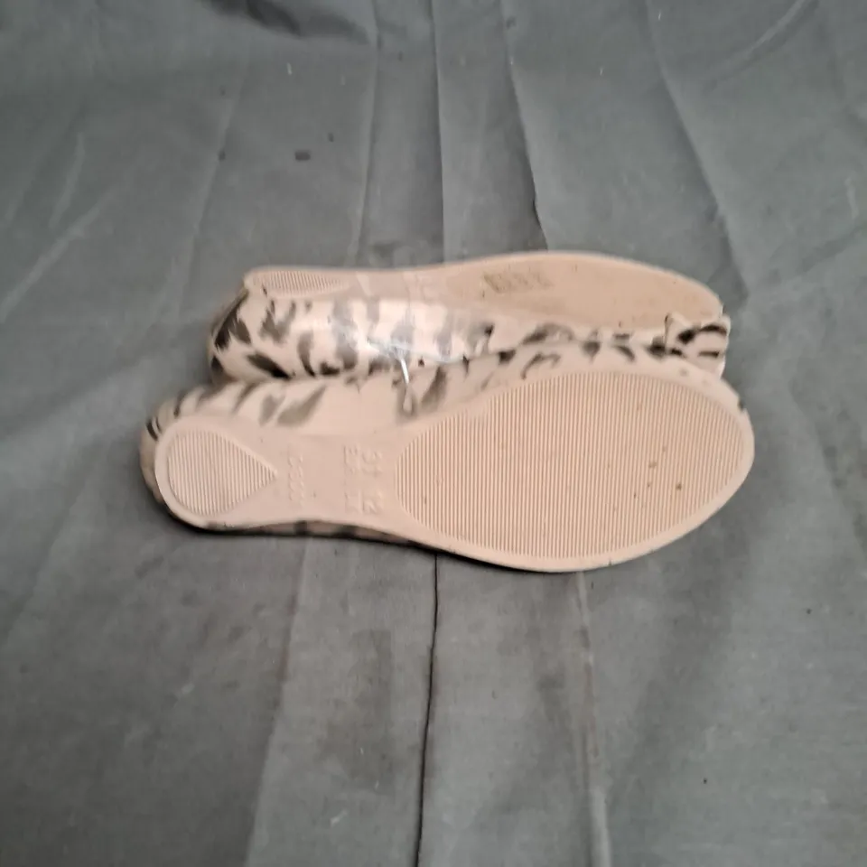 BOXED LOT OF APPROX. 15 PAIRS OF GIRLS BALLET PUMPS. VARIOUS SIZES