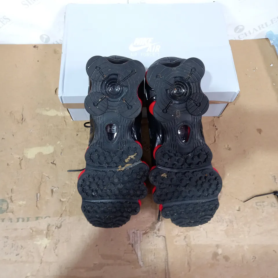 BOXED PAIR OF NIKE BLACK TRAINERS SIZE 10