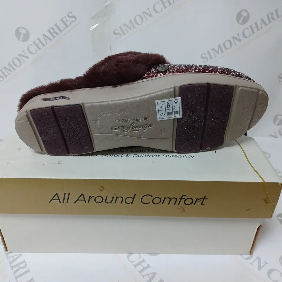 BOXED PAIR OF SKECHERS ARCH SLIPPERS BURGUNDY UK SIZE 6