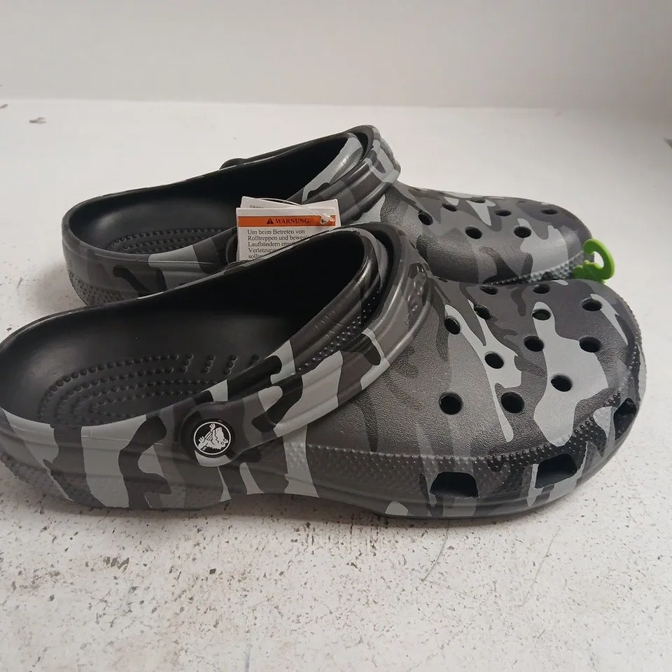 CROCS CLASSIC CAMOUFLAGE CLOGS - GREY/BLACK, SIZE 10