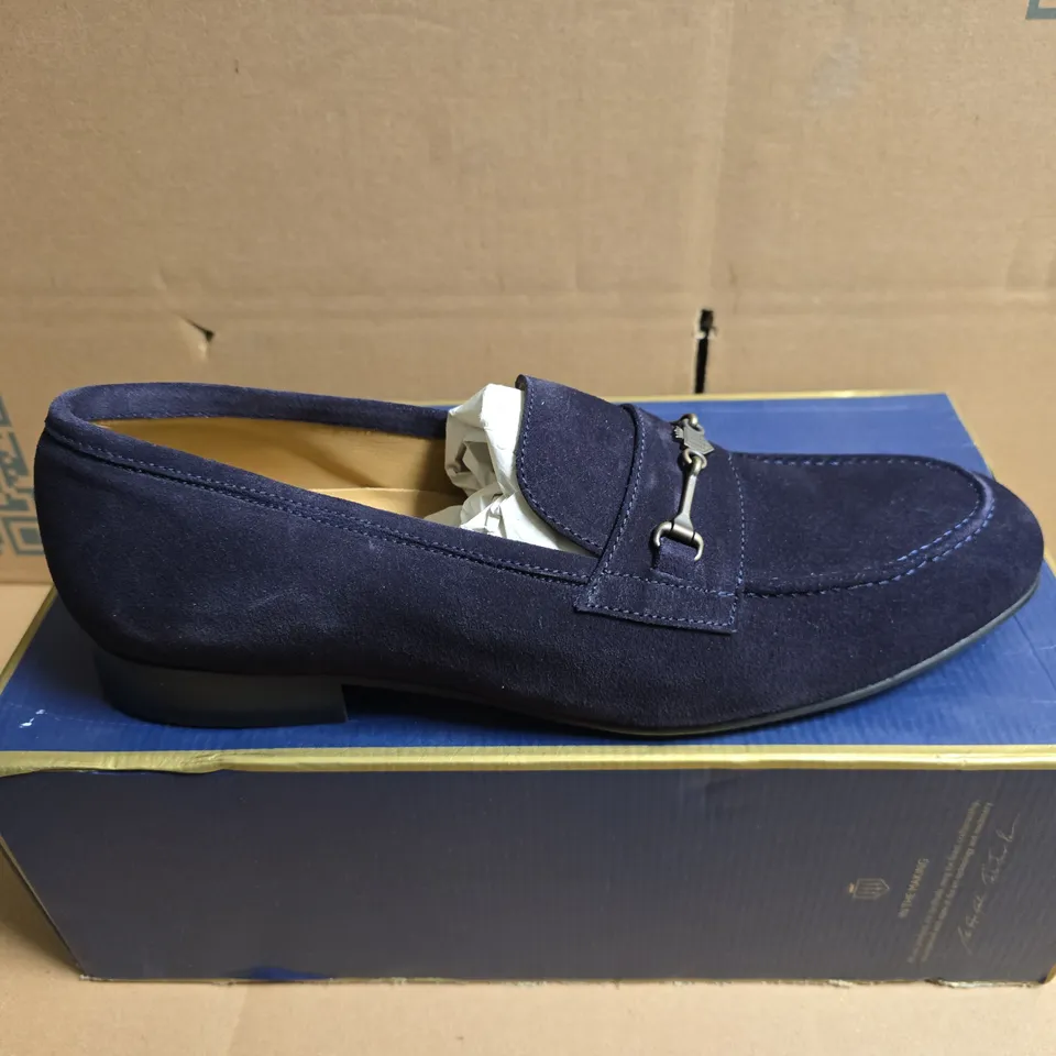 BOXED PAIR OF FAIRFAX & FAVOR MENS CAMBRIDGE LOAFERS IN NAVY SUEDE - SIZE 9