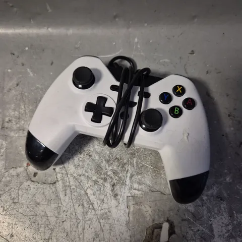 GIOTECK GAMING CONTROLLER IN WHITE 