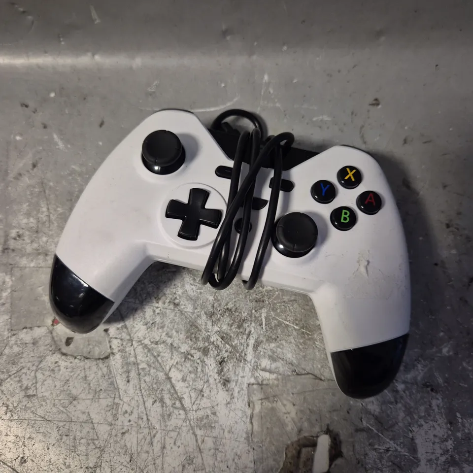 GIOTECK GAMING CONTROLLER IN WHITE 